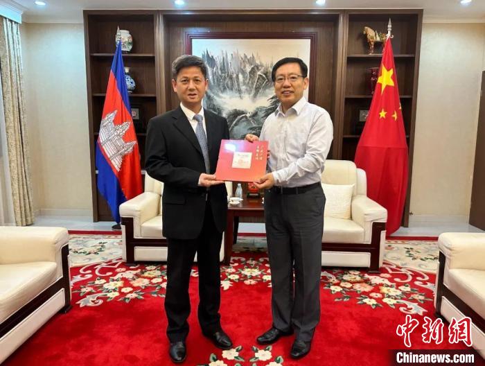 7月12日下午，中國(guó)駐柬埔寨大使王文天在金邊會(huì)見(jiàn)援柬中醫(yī)醫(yī)療隊(duì)?！≈袊?guó)駐柬埔寨大使館微信公眾號(hào) 攝