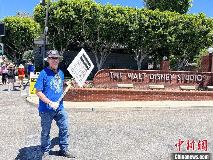 當?shù)貢r間7月14日上午，華納兄弟、迪士尼等美國影視娛樂產(chǎn)業(yè)巨頭總部門前，有成百上千的人高舉“罷工”標語牌游行示威。由于未能與美國電影和電視制片人聯(lián)盟(AMPTP)就新合同達成協(xié)議，擁有約16萬名會員的好萊塢三大工會之一美國影視演員協(xié)會(SAG-AFTRA)發(fā)起罷工，于14日起在洛杉磯和紐約的十余家制片公司外示威游行。 <a target='_blank' href='/'><p  align=