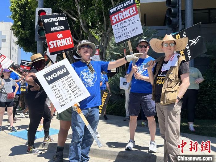 當?shù)貢r間7月14日上午，華納兄弟、迪士尼等美國影視娛樂產(chǎn)業(yè)巨頭總部門前，有成百上千的人高舉“罷工”標語牌游行示威。由于未能與美國電影和電視制片人聯(lián)盟(AMPTP)就新合同達成協(xié)議，擁有約16萬名會員的好萊塢三大工會之一美國影視演員協(xié)會(SAG-AFTRA)發(fā)起罷工，于14日起在洛杉磯和紐約的十余家制片公司外示威游行。 <a target='_blank' href='/'><p  align=