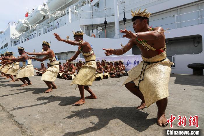 基方民眾表演當(dāng)?shù)靥厣璧?，歡迎“和平方舟”號醫(yī)院船來訪?！⌒煳?攝