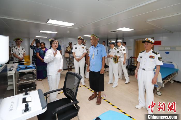 基里巴斯總統(tǒng)等政要參觀海上醫(yī)院?！⌒煳?攝