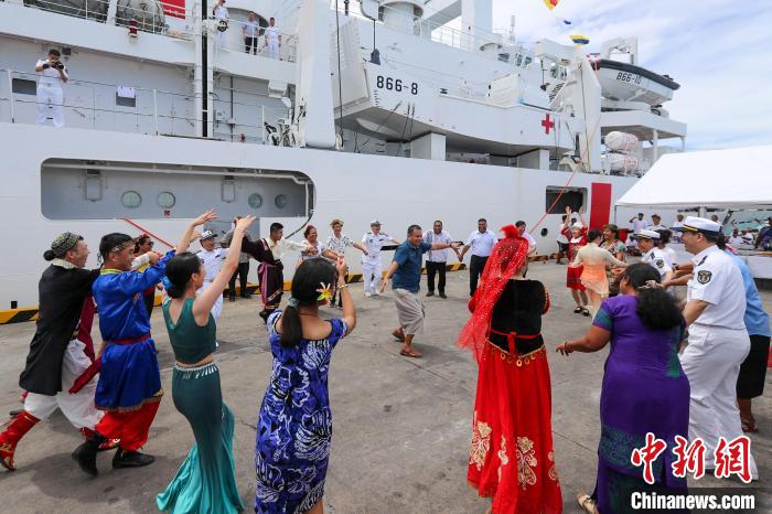 中基雙方人員在碼頭歡迎儀式上歡聚一堂?！⌒煳?攝