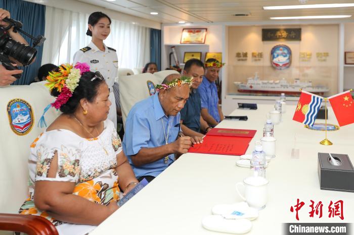 基里巴斯總統(tǒng)塔內(nèi)希·馬茂為“和平方舟”醫(yī)院船留言。　徐巍 攝