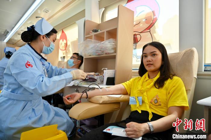 圖為獻(xiàn)血活動(dòng)現(xiàn)場(chǎng)?！∮峋?攝