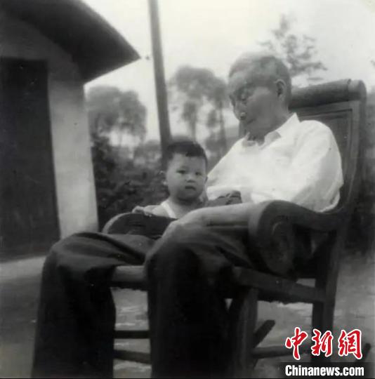 陳望道與幼年的陳曉帆?！￡悤苑﹫D