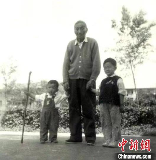 陳望道與幼年的陳曉帆(左)、陳曉帆的哥哥一起合影?！￡悤苑﹫D