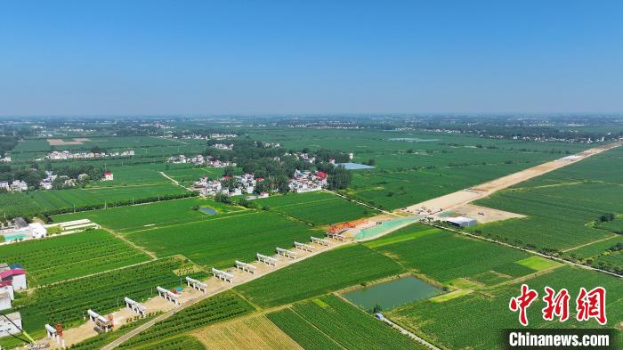 航拍合(肥)周(口)高速潁臨段8標(biāo)架梁施工現(xiàn)場。　劉玉才 攝