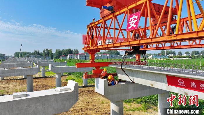 長25米重80噸的箱梁平穩(wěn)、精準(zhǔn)地落在S314分離式立交橋25號和26號墩上?！⒂癫?攝