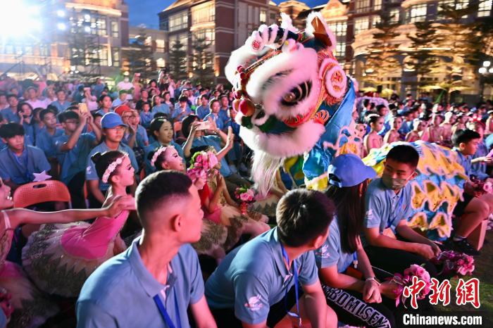 舞獅表演與現(xiàn)場(chǎng)觀眾互動(dòng)。　王東明 攝