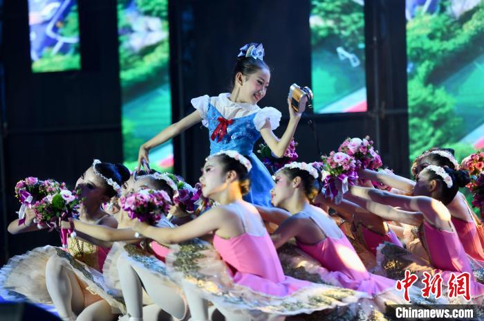 芭蕾表演《鮮花送給好朋友》。　王東明 攝