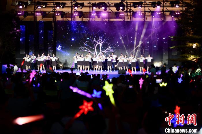 合唱表演《夜空中最亮的星》?！⊥鯑|明 攝