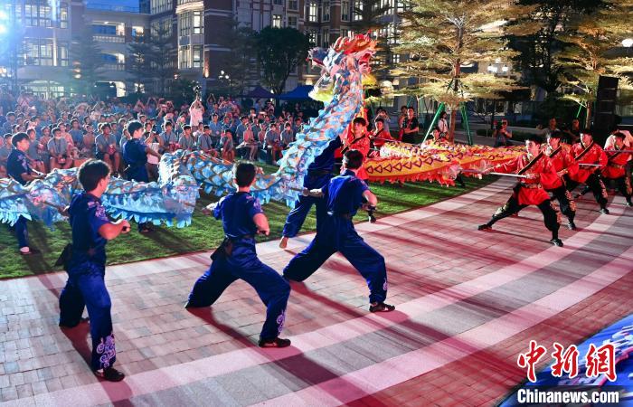 兩岸青少年同臺(tái)呈現(xiàn)龍獅表演。　王東明 攝