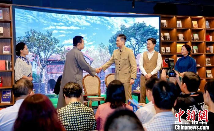 實驗舞臺劇《握手》片段?！↑S浦區(qū)委統(tǒng)戰(zhàn)部供圖