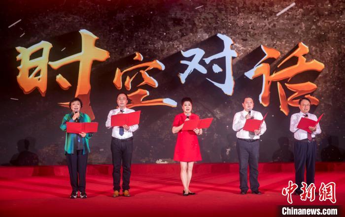 陶侃與陳望道之孫陳曉帆、顏福慶之孫顏志淵、榮毅仁侄女榮智豐深情朗誦《與統(tǒng)戰(zhàn)先輩的時(shí)空對(duì)話》。　張昊 攝