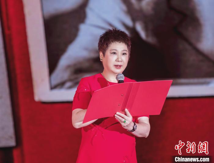 7月16日，榮智豐在2023年上海統(tǒng)戰(zhàn)文化周開(kāi)幕活動(dòng)中朗誦《與統(tǒng)戰(zhàn)先輩的時(shí)空對(duì)話》。　張昊 攝