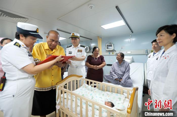 基里巴斯總統(tǒng)馬茂為新生兒取名，并在出生證明上親筆填寫寶寶名字?！±栌?攝