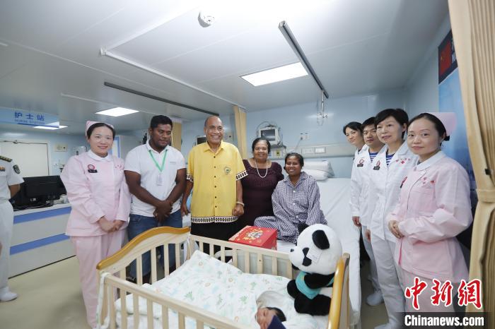 基里巴斯總統(tǒng)馬茂與海上醫(yī)院醫(yī)護(hù)人員、新生兒家人合影?！±栌?攝