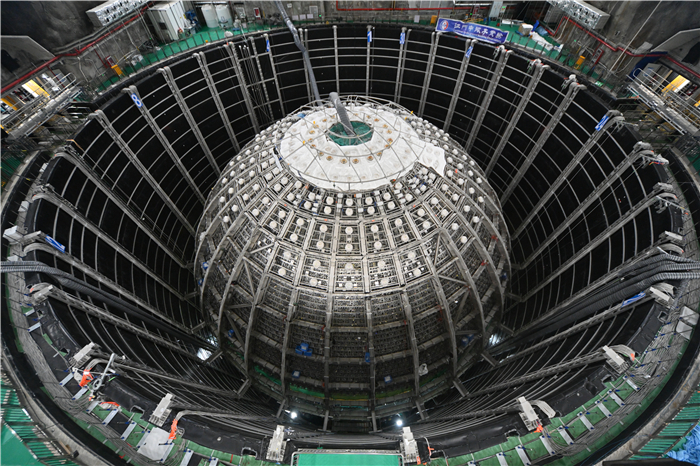 江門中微子實驗室探測器和水池構造。中國科學院高能物理研究所供圖