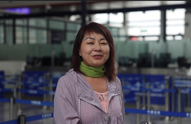 7月22日，曾經(jīng)在老撾瑯勃拉邦工作過3年的加拿大華僑孫月玲乘坐中老鐵路國(guó)際旅客列車從中國(guó)出境。衛(wèi)海林 攝