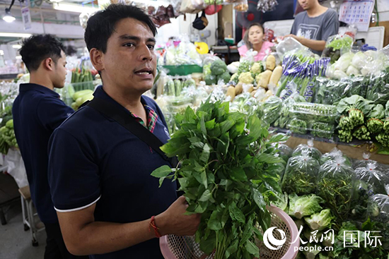 7月19日，泰國曼谷藍象餐廳員工向參加活動的多國代表介紹如何挑選新鮮蔬菜。 人民網記者 張矜若攝