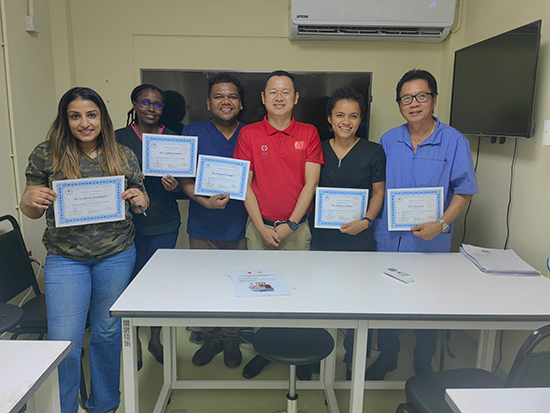 醫(yī)療隊(duì)成員與部分學(xué)員合影。第18期援圭亞那醫(yī)療隊(duì)供圖