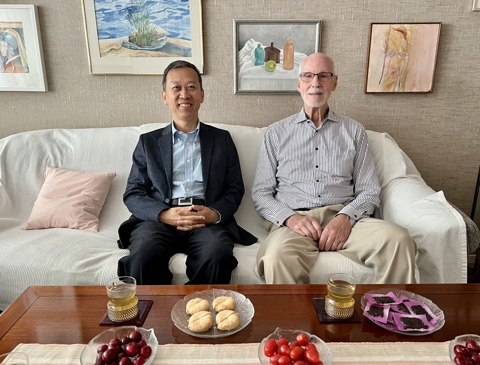 駐瑞典大使崔愛民看望瑞典科學(xué)家。中國駐瑞典大使館供圖