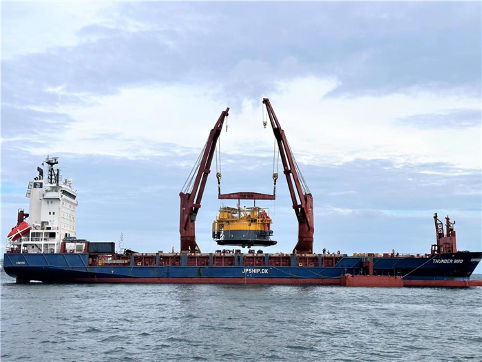 印尼拉維拉維項(xiàng)目32萬噸級單點(diǎn)系泊設(shè)備運(yùn)抵巴厘島巴板港口。張守剛攝