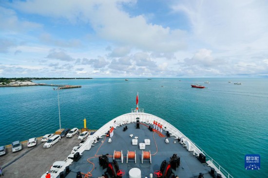 7月22日，中國海軍“和平方舟”號醫(yī)院船駛離基里巴斯首都塔拉瓦。當(dāng)?shù)貢r(shí)間22日上午10時(shí)，執(zhí)行“和諧使命-2023”任務(wù)的中國海軍“和平方舟”號醫(yī)院船圓滿結(jié)束對基里巴斯的首次訪問，駛離基里巴斯首都塔拉瓦，前往本次任務(wù)的第二站湯加努庫阿洛法港。新華社發(fā)（黎宇 攝）