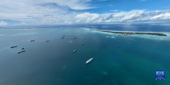 7月22日，中國海軍“和平方舟”號醫(yī)院船結(jié)束基里巴斯訪問，駛離塔拉瓦港。新華社發(fā)（桂江波 攝）
