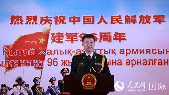 國防武官胡德君大校發(fā)表致辭。人民網(wǎng)記者 李強(qiáng)攝