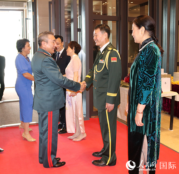 國防武官胡德君大校迎接賓客。人民網(wǎng)記者李強(qiáng)攝