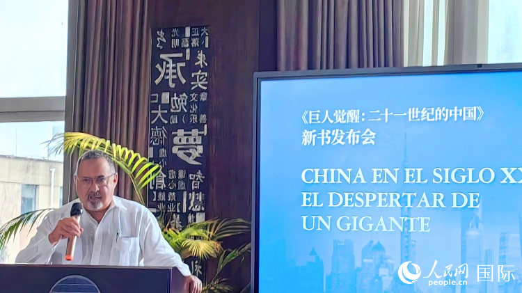 羅德里格斯博士現(xiàn)場介紹著作。吳志華攝