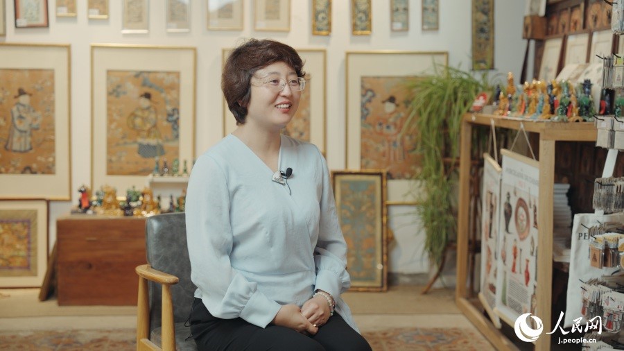 圖為瓷器修復(fù)藝術(shù)家王京。人民網(wǎng)記者 張若涵攝