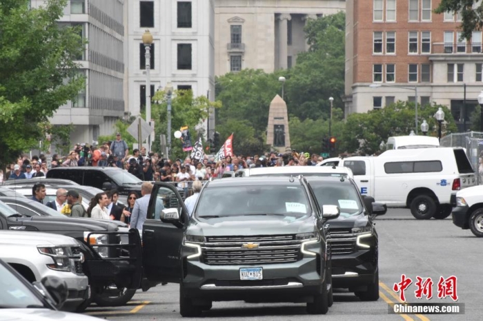 圖為特朗普出庭期間，其車隊和工作人員在聯(lián)邦法院外等待。<a target='_blank' href='/'><p  align=