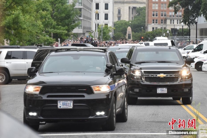 圖為結(jié)束出庭后，特朗普車隊駛離聯(lián)邦法院。<a target='_blank' href='/'><p  align=