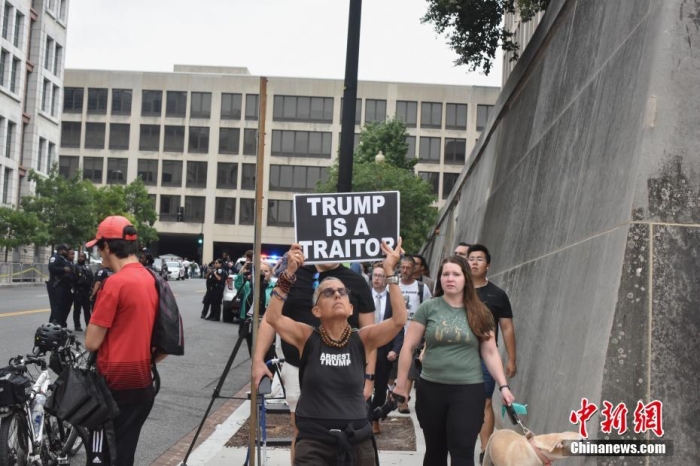 圖為聯(lián)邦法院附近的特朗普反對者。<a target='_blank' href='/'><p  align=