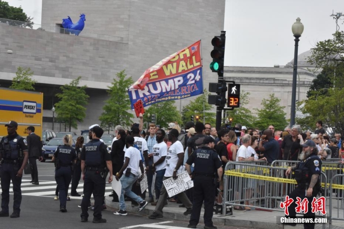 圖為眾多特朗普支持者和反對者聚集在聯(lián)邦法院周圍。<a target='_blank' href='/'><p  align=
