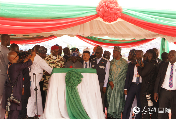 尼日利亞提努布為項目揭牌。人民網(wǎng)記者 姜宣攝