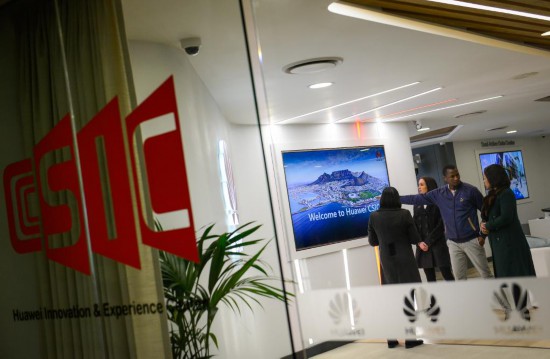 　　2017年7月17日，人們在位于南非約翰內(nèi)斯堡的華為南非信息通信技術(shù)創(chuàng)新體驗中心參觀。新華社記者 翟健嵐 攝