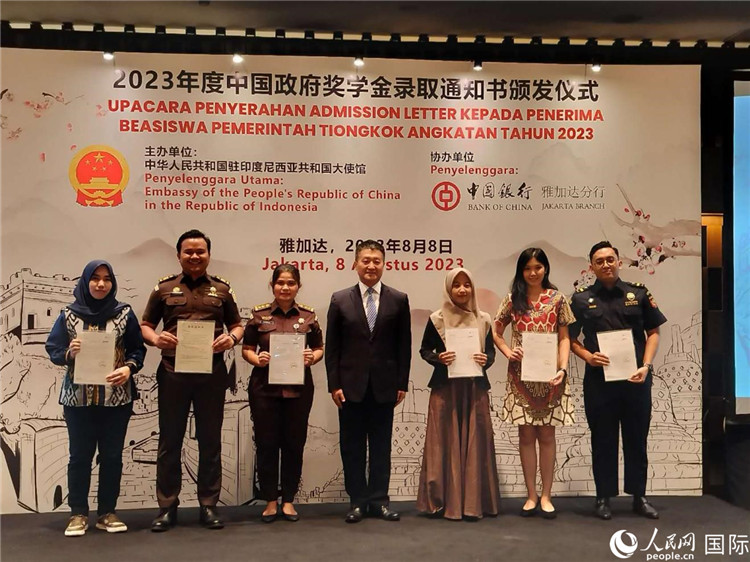 陸慷大使與獲得中國政府獎學金的印尼學子合影。 人民網(wǎng)記者 李培松攝
