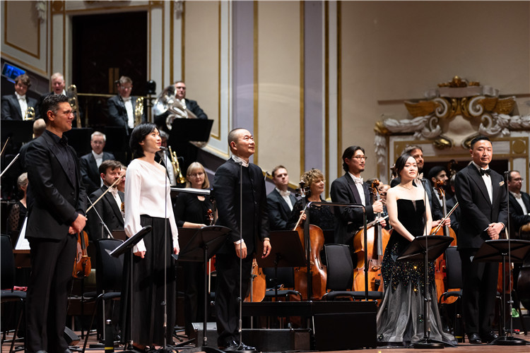 圖片說(shuō)明： 8月5日，2023愛(ài)丁堡國(guó)際藝術(shù)節(jié)開(kāi)幕式音樂(lè)會(huì)《慈悲頌》的演出現(xiàn)場(chǎng)。照片由藝術(shù)節(jié)組委會(huì)提供