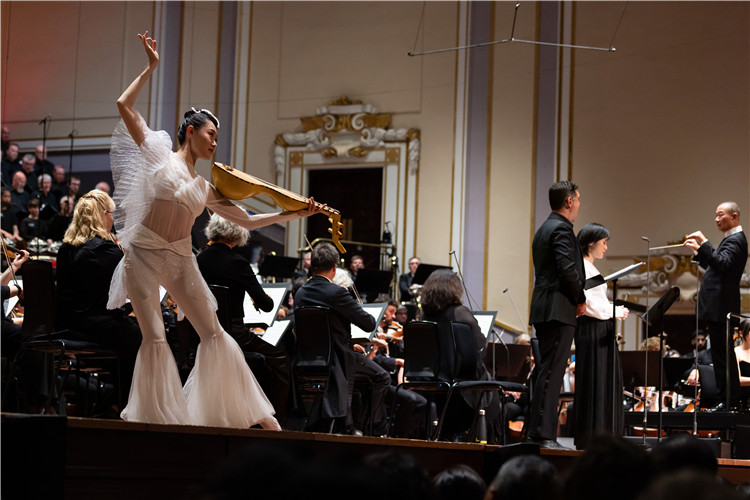 圖8月5日，2023愛(ài)丁堡國(guó)際藝術(shù)節(jié)開(kāi)幕式音樂(lè)會(huì)《慈悲頌》的演出現(xiàn)場(chǎng)。藝術(shù)節(jié)組委會(huì)供圖