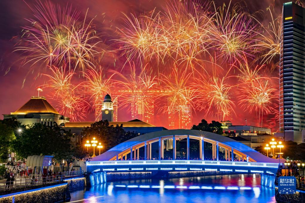 這是8月9日在新加坡國慶慶典上拍攝的煙花。