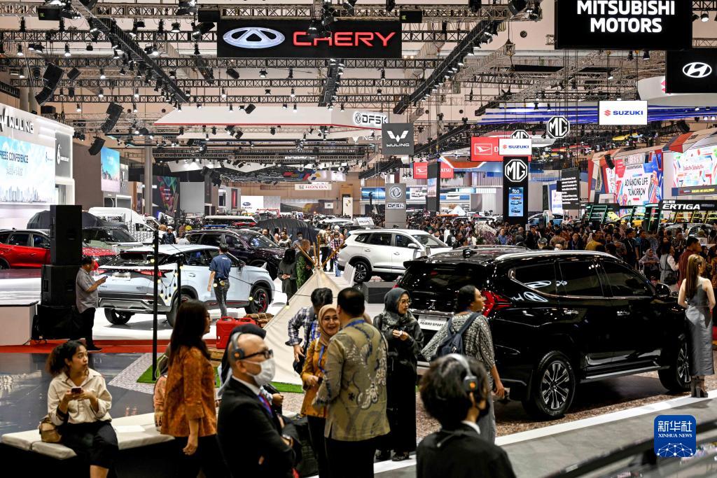 8月10日，在印度尼西亞萬丹省唐格朗的印尼會(huì)展中心，人們在2023年印尼國際汽車展上參觀。新華社發(fā)（阿貢攝）