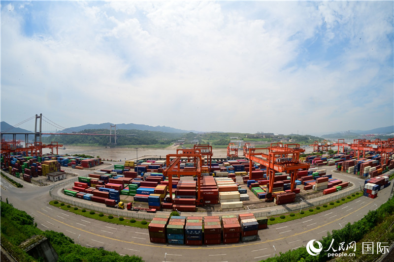 重慶果園港是我國內(nèi)河最大的鐵公水多式聯(lián)運樞紐港，也是西部陸海新通道的重要支點。圖為果園港全貌。人民網(wǎng)記者 苑基榮攝