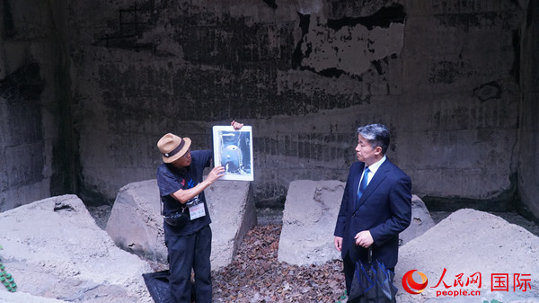 毒氣島歷史研究所事務(wù)局長山內(nèi)正之在毒氣儲(chǔ)存遺址為大家介紹日軍發(fā)動(dòng)毒氣戰(zhàn)的罪證。人民網(wǎng) 蔣曉辰攝
