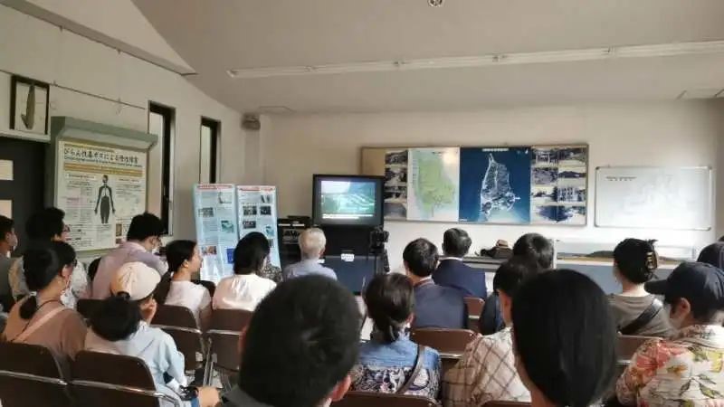 觀看日軍發(fā)動(dòng)毒氣戰(zhàn)的影像資料。中國駐大阪總領(lǐng)事館供圖