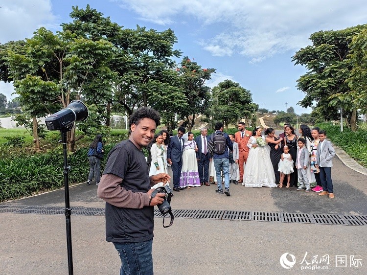 一對新人和親友在亞的斯亞貝巴友誼廣場合影。人民網(wǎng)記者 陳星星攝