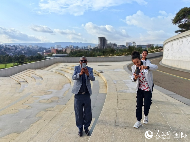 亞的斯亞貝巴友誼廣場的游客與人民網(wǎng)記者互動。人民網(wǎng)記者 陳星星攝