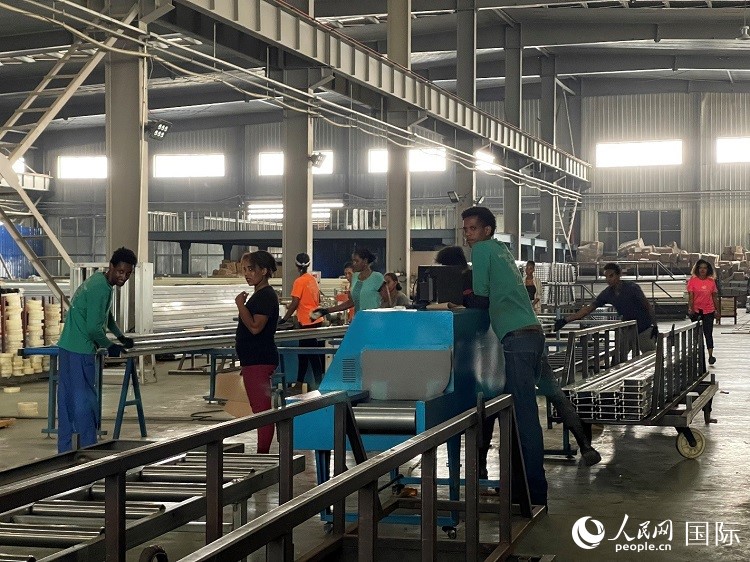 東方工業(yè)園華嘉鋁業(yè)生產(chǎn)車間。人民網(wǎng)記者 趙艷紅攝